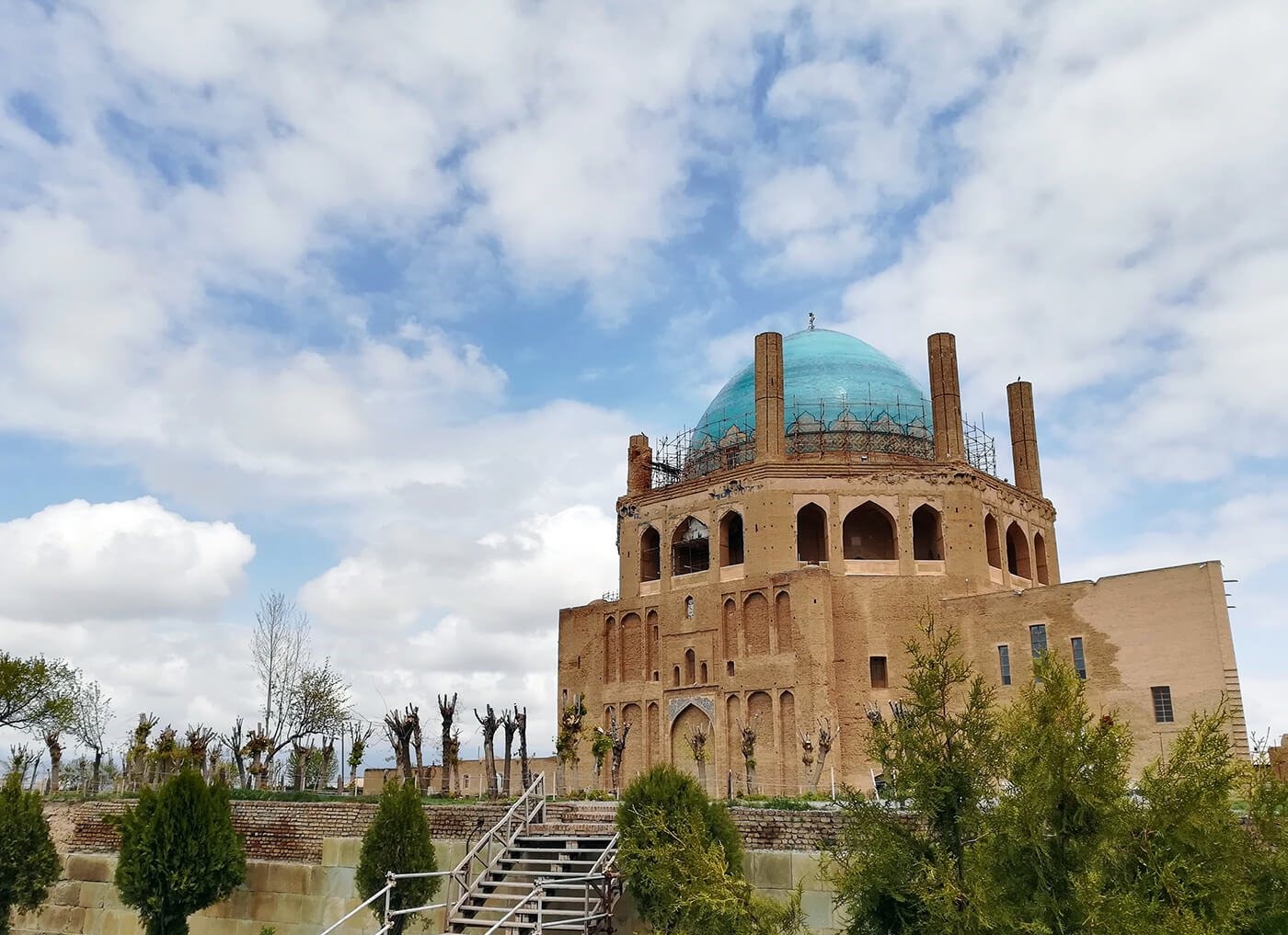 The Dome of Soltaniyeh: Iran's Monumental 14th Century Mausoleum